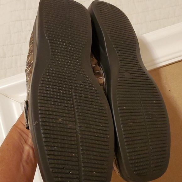 Easy Street mock croc tasseled metallic gold slip on shoes size 7 - Picture 6 of 7